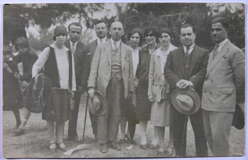Raphaël Pontremoli, grand père maternel d'Henri Nahum (au centre costume gris clair) entouré des instituteurs